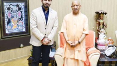 सीएम योगी से मिले नोबेल विजेता कॉन्स्टेंटिन नोवोसेलोव, विज्ञान और नवाचार पर हुई चर्चा