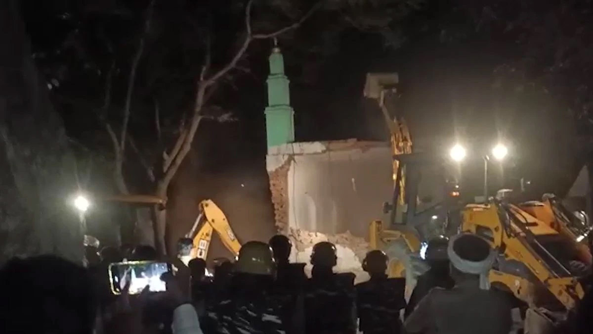 बुलडोजर कार्रवाई, लखनऊ के बीकेटी में सरकारी जमीन पर बनी मस्जिद को प्रशासन ने ढहाया