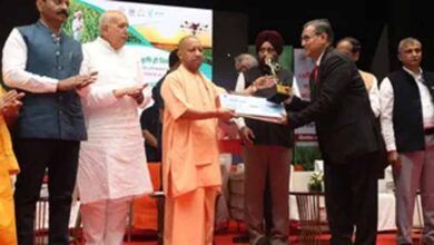 मुख्यमंत्री योगी ने वैज्ञानिकों को किया सम्मानित