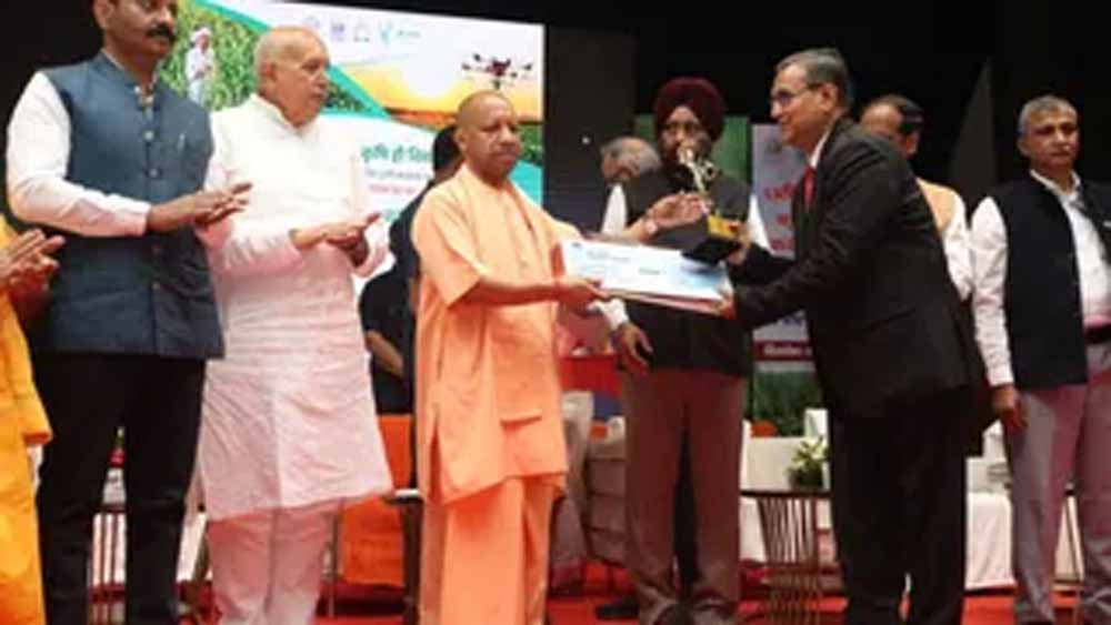 मुख्यमंत्री योगी ने वैज्ञानिकों को किया सम्मानित