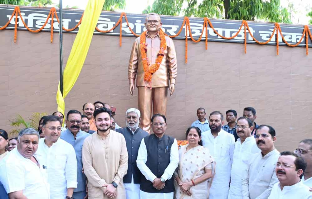 अम्बिकापुर में पूर्व विधायक पंडित रविशंकर त्रिपाठी की प्रतिमा का अनावरण, सीएम विष्णु देव साय रहे मौजूद