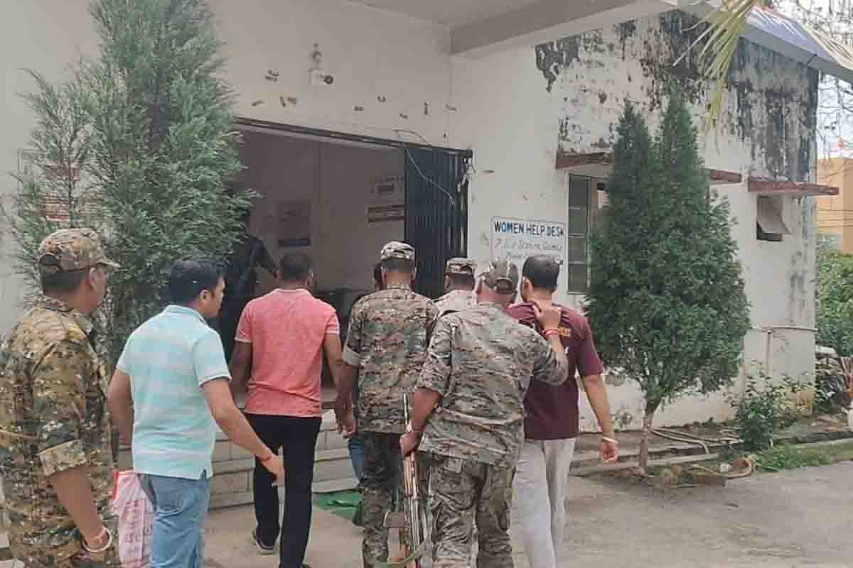 गुमला में नशे के सौदागरों पर पुलिस का सर्जिकल स्ट्राइक, होटलों और ढाबों से भारी मात्रा में अफीम-गांजा बरामद गुमला में नशे के सौदागरों पर पुलिस का सर्जिकल स्ट्राइक, होटलों और ढाबों से भारी मात्रा में अफीम-गांजा बरामद