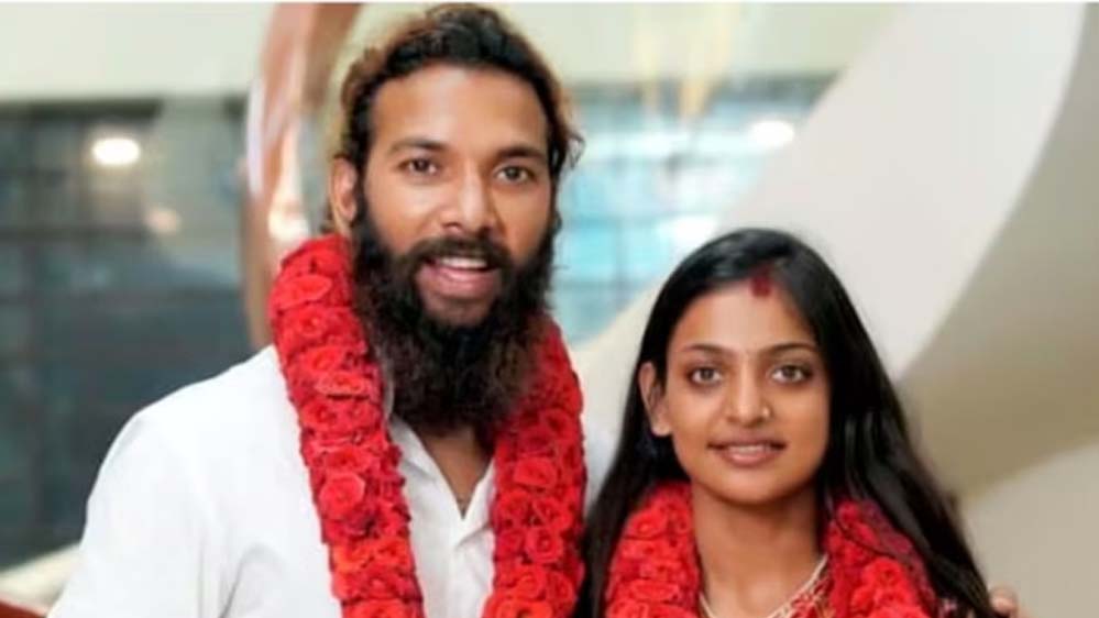 मोनालिसा की शादी में बड़ा फर्जीवाड़ा, फरमान पर पॉक्सो एक्ट के तहत मुकदमा; कुंभ गर्ल की उम्र छिपाने पर MP-केरल के DGP को दिल्ली तलब मोनालिसा की शादी में बड़ा फर्जीवाड़ा, फरमान पर पॉक्सो एक्ट के तहत मुकदमा; कुंभ गर्ल की उम्र छिपाने पर MP-केरल के DGP को दिल्ली तलब