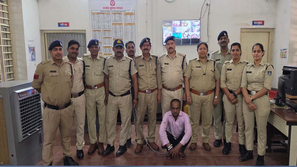 थाना अरेरा हिल्स पुलिस ने गांजा तस्कर को किया गिरफ्तार, 1300 ग्राम गांजा जप्त थाना अरेरा हिल्स पुलिस ने गांजा तस्कर को किया गिरफ्तार, 1300 ग्राम गांजा जप्त