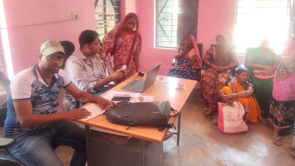 महतारी वंदना योजना में केवाईसी सर्वर बना परेशानी का कारण, घंटों इंतजार के बाद भी निराश लौटी महिलाएं महतारी वंदना योजना में केवाईसी सर्वर बना परेशानी का कारण, घंटों इंतजार के बाद भी निराश लौटी महिलाएं