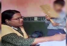 कान में ईयरफोन और हाथ में मोबाइल, मासूम छात्र से मैडम बोलीं- पंखा करो; वीडियो हुआ वायरल