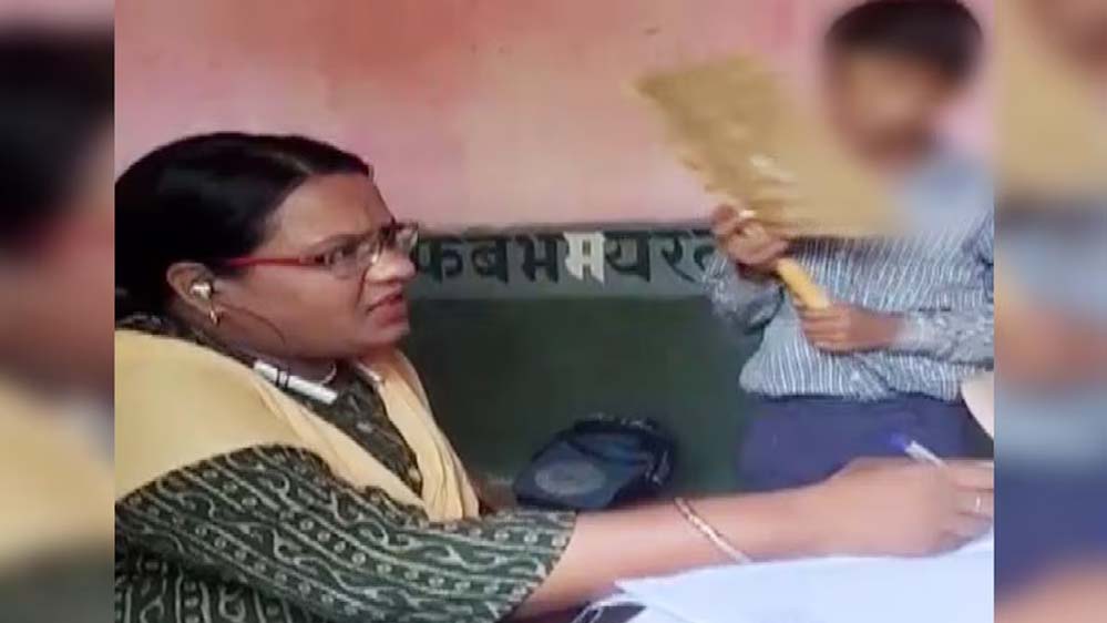 कान में ईयरफोन और हाथ में मोबाइल, मासूम छात्र से मैडम बोलीं- पंखा करो; वीडियो हुआ वायरल