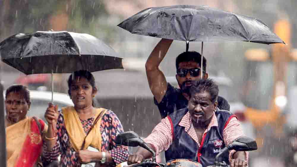 यूपी में मौसम का यू-टर्न, पश्चिमी उत्तर प्रदेश के 12 जिलों में अगले 3 घंटे में आंधी और बारिश का अलर्ट