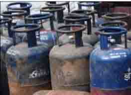 लखीमपुर खीरी में गैस एजेंसी की दीवार काटकर 108 सिलेंडर चोरी लखीमपुर खीरी में गैस एजेंसी की दीवार काटकर 108 सिलेंडर चोरी
