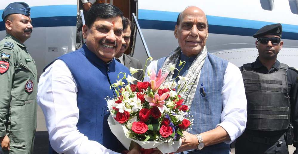 मुख्यमंत्री डॉ. यादव ने की केंद्रीय रक्षा मंत्री राजनाथ सिंह की आत्मीय अगवानी मुख्यमंत्री डॉ. यादव ने की केंद्रीय रक्षा मंत्री राजनाथ सिंह की आत्मीय अगवानी