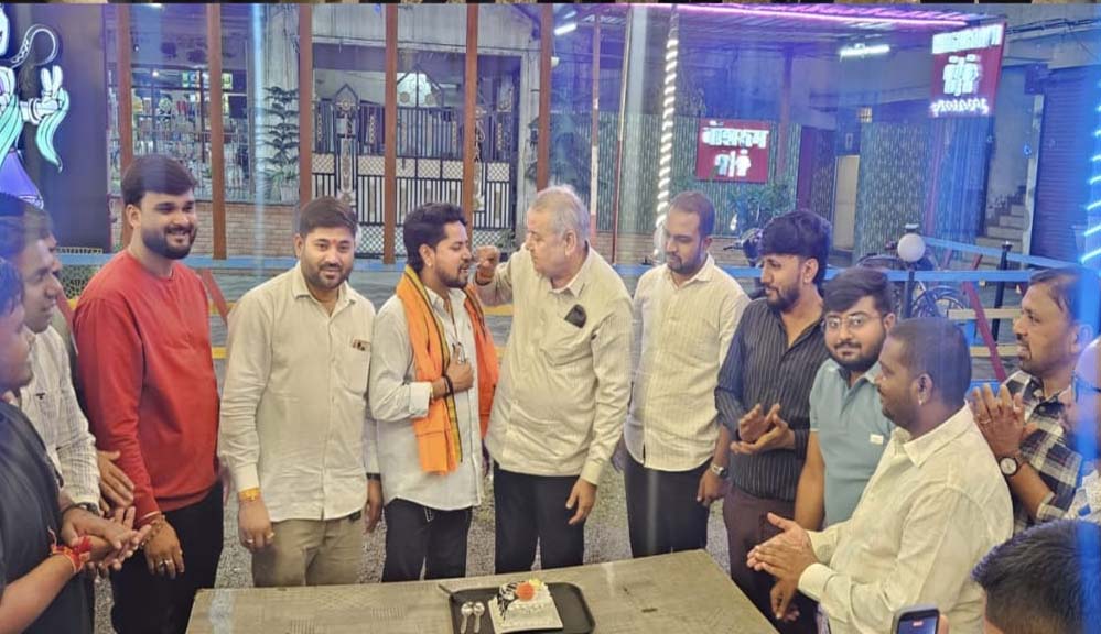 छत्तीसगढ़ के उत्कृष्ट विधायक डॉ धर्मजीत सिंह के नेतृत्व में मनाया गया जिला उपाध्यक्ष निलेश ठाकुर का जन्मदिवस