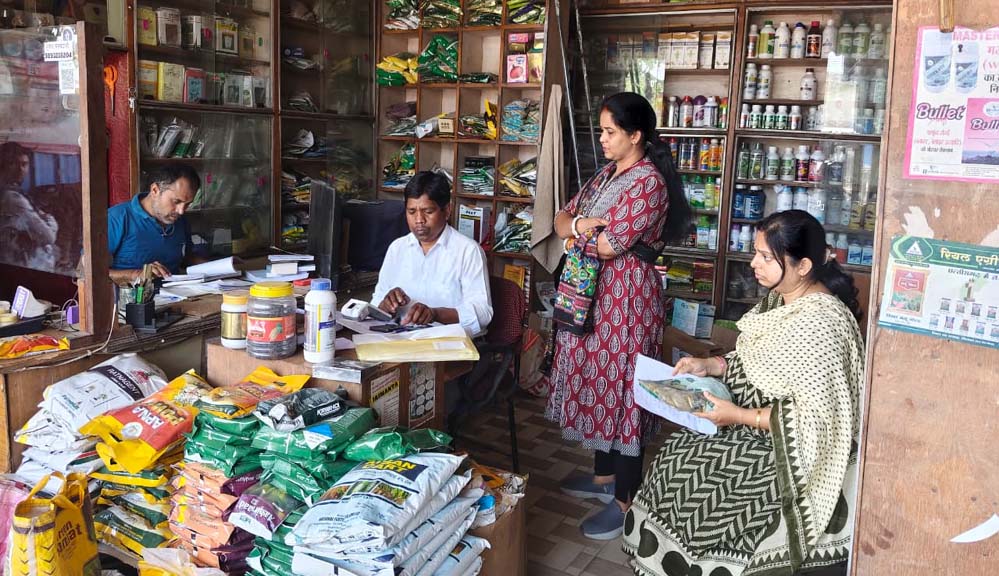 बिलासपुर : खाद वितरण में गड़बड़ी : दो दुकानों पर 21 दिन की बिक्री पर रोक, लाइसेंस निलंबित बिलासपुर : खाद वितरण में गड़बड़ी : दो दुकानों पर 21 दिन की बिक्री पर रोक, लाइसेंस निलंबित