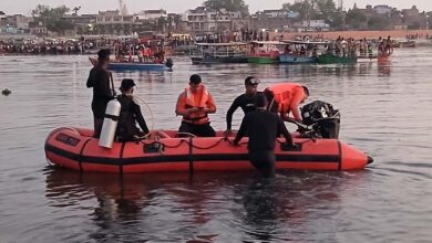 वृंदावन में बोट डूबने के बाद 10 की मौत, घंटों बाद दलदल में फंसी मिली बोट, 5 लोग अब भी लापता