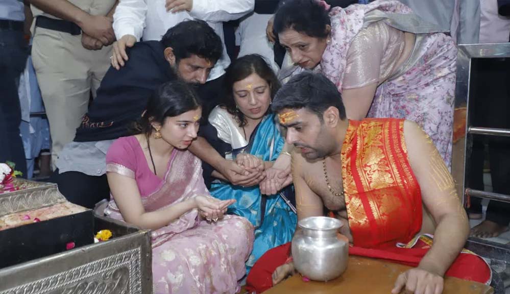 1700 करोड़ के पार ‘धुरंधर’, महाकाल के दर पहुंचे सारा-अर्जुन, टेका माथा