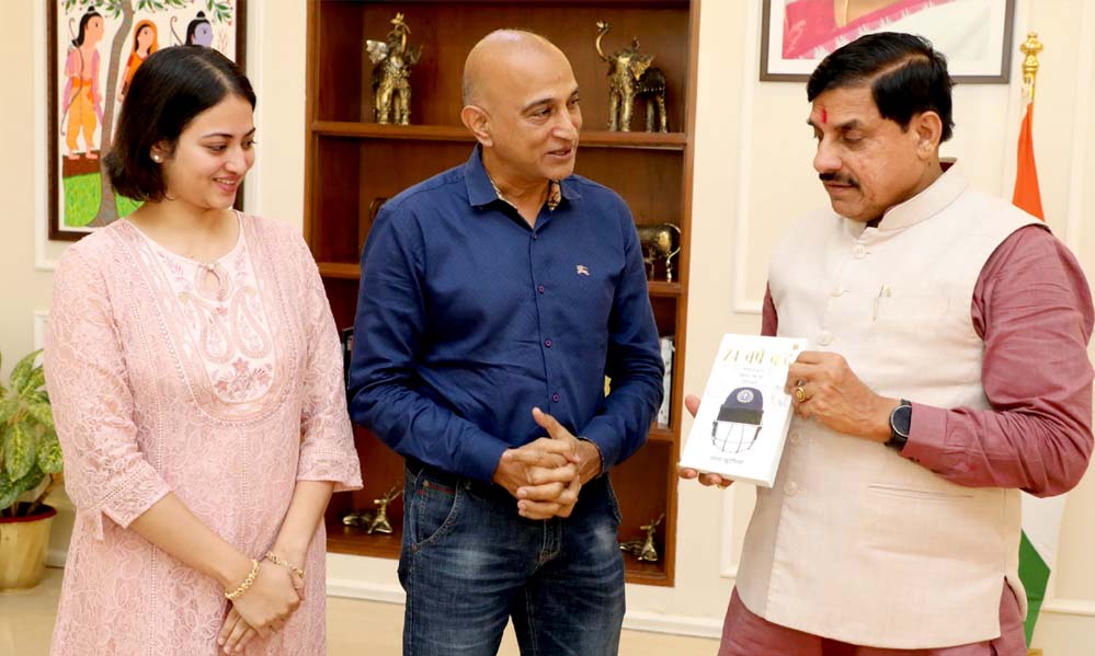 मुख्यमंत्री डॉ.यादव ने क्रिकेटर और कोच अमय खुरासिया की पुस्तक 74 वर्ष बाद पुस्तक का विमोचन किया मुख्यमंत्री डॉ.यादव ने क्रिकेटर और कोच अमय खुरासिया की पुस्तक 74 वर्ष बाद पुस्तक का विमोचन किया