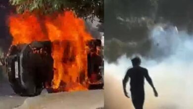 नोएडा में कर्मचारियों का उग्र प्रदर्शन, पुलिस और अन्य वाहनों में तोड़फोड़