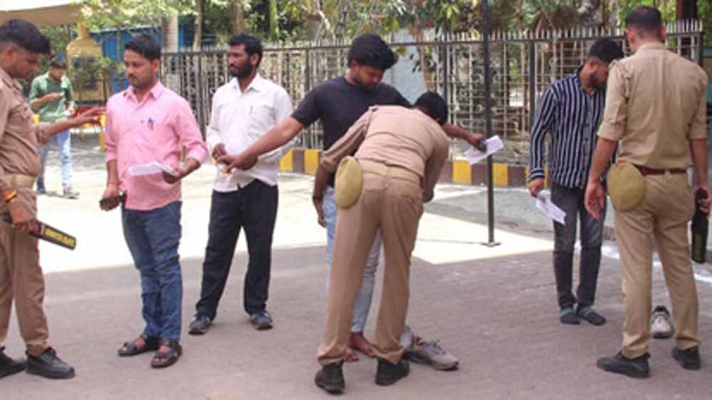 लखनऊ में होमगार्ड भर्ती परीक्षा के दौरान सख्त जांच, अभ्यर्थियों के आभूषण भी उतरवाए गए