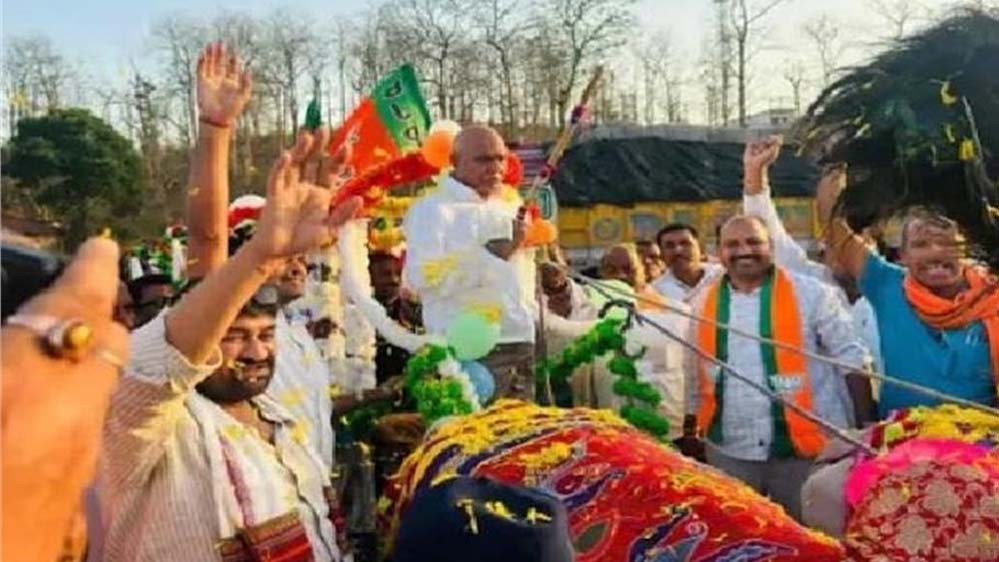 बैतूल विधायक हेमंत खंडेलवाल का अनोखा अंदाज, बैलगाड़ी पर सवार होकर ‘गांव-बस्ती चलो अभियान’ को दी गति बैतूल विधायक हेमंत खंडेलवाल का अनोखा अंदाज, बैलगाड़ी पर सवार होकर ‘गांव-बस्ती चलो अभियान’ को दी गति