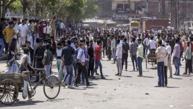 20 हजार सैलरी की डिमांड पर अड़े कर्मचारी, फैक्ट्रियों में काम बंद, पुलिस पर पत्थरबाजी