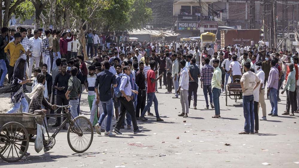 20 हजार सैलरी की डिमांड पर अड़े कर्मचारी, फैक्ट्रियों में काम बंद, पुलिस पर पत्थरबाजी