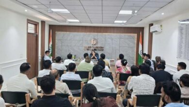 डीएम गौतमबुद्धनगर की अध्यक्षता में विभिन्न औद्योगिक इकाइयों की आउटसोर्सिंग एजेंसी/संविदाकारों की बैठक