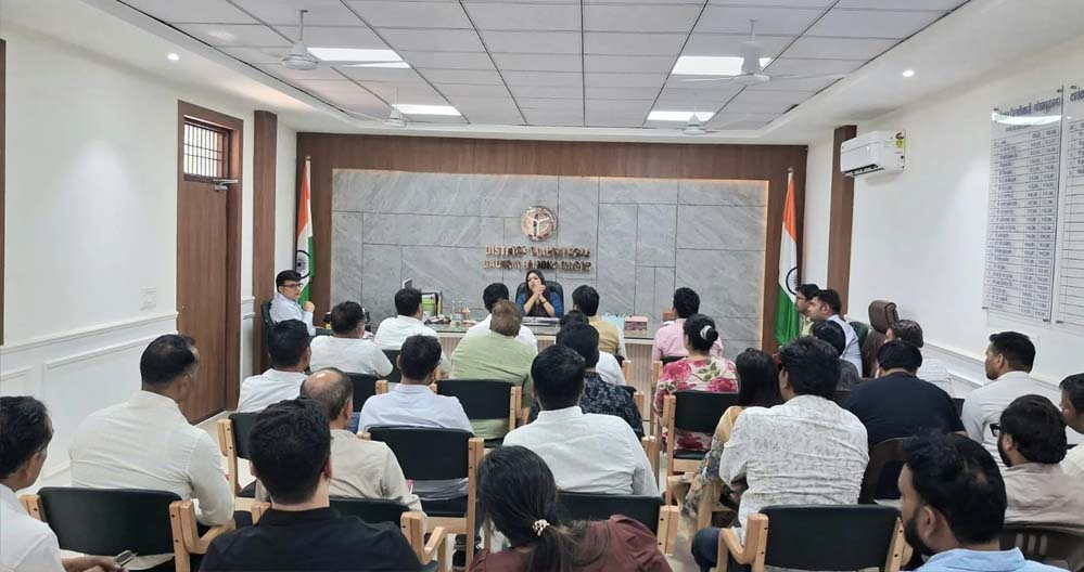 डीएम गौतमबुद्धनगर की अध्यक्षता में विभिन्न औद्योगिक इकाइयों की आउटसोर्सिंग एजेंसी/संविदाकारों की बैठक