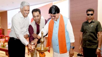 सभी अधिकारी नगरीय निकायों को स्वावलंबी और विकास केंद्र के रूप में करें स्थापित : मंत्री विजयवर्गीय