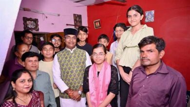 नरेला की बेटी हिमांशी ने रचा इतिहास, मंत्री सारंग ने घर पहुंचकर बढ़ाया हौसला : लैपटॉप देने का किया वादा