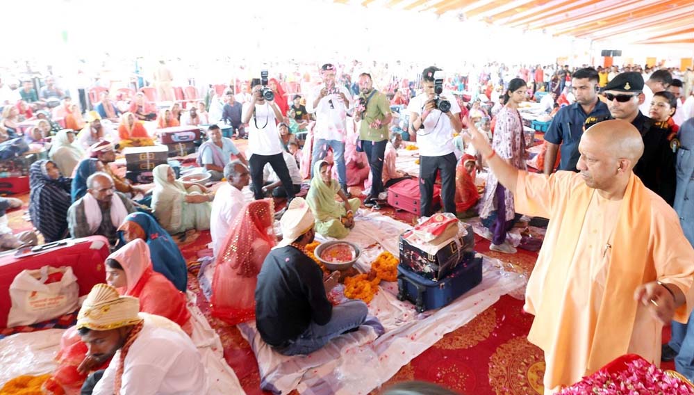 योगी सरकार की पहल से 187 जोड़ों का हुआ सामूहिक विवाह, ‘कन्या विवाह सहायता योजना’ से श्रमिक परिवारों को मिला संबल