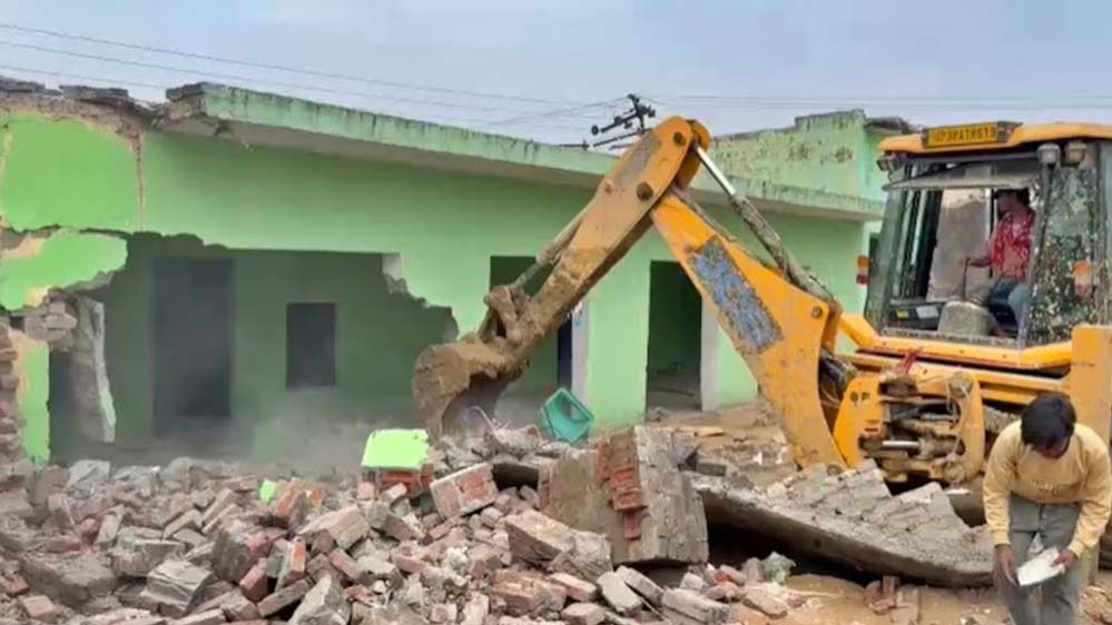 संभल में ईदगाह-इमामबाड़े के बाद अब मस्जिद और मदरसे पर चला बुलडोजर, सरकारी जमीन पर था कब्जा