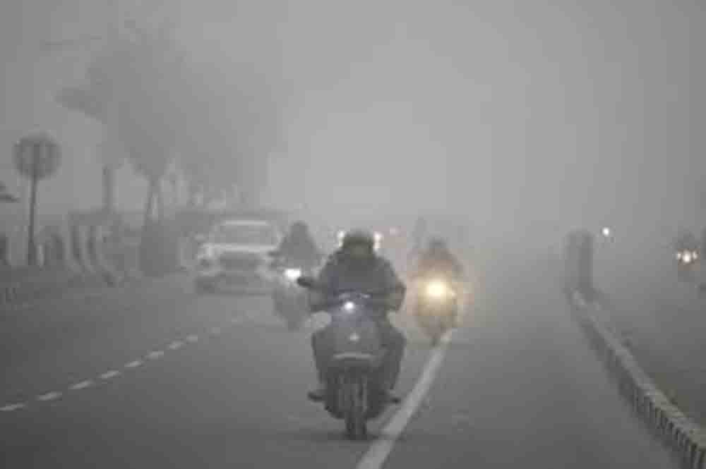 लखनऊ में धूल भरी हवाओं का असर, आंखों में जलन बढ़ी