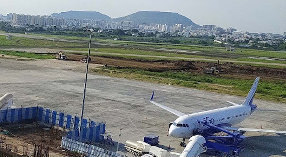 पुणे एयरपोर्ट पर वायुसेना विमान की हार्ड लैंडिंग, गियर फेल होने से रनवे हुआ बंद