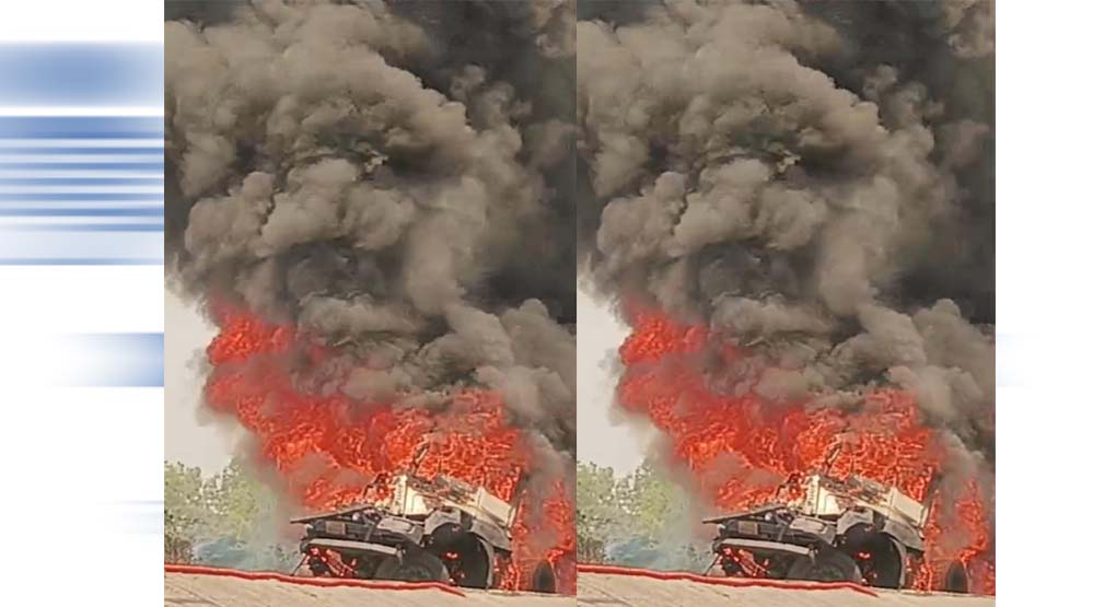सकरी नेशनल हाईवे पर खड़े ट्रेलर में लगी भीषण आग, मचा हड़कंप