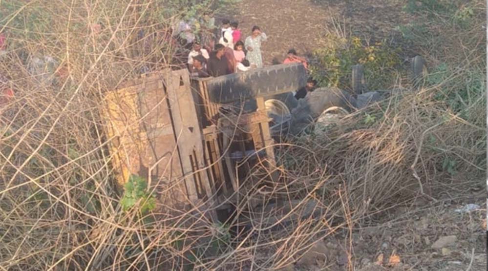 गड्ढे में पलटा ट्रैक्टर, 4 दोस्तों की मौत; डिंडौरी से गिट्टी लेने अनूपपुर आए थे, जेसीबी से निकाले गए शव