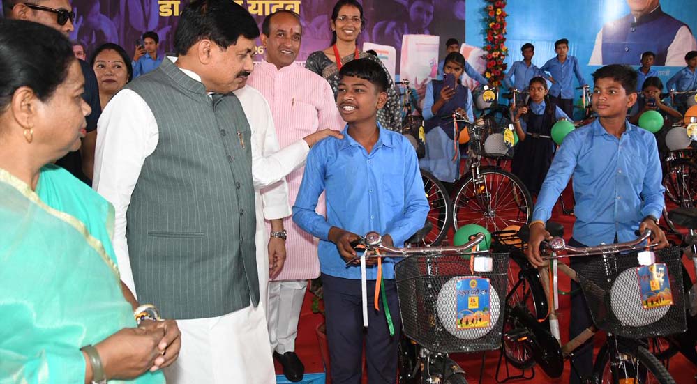 मुख्यमंत्री डॉ. मोहन यादव ने बच्चों पर की पुष्प वर्षा, हजारों बच्चों ने प्रदेश के स्कूलों में लिया प्रवेश मुख्यमंत्री डॉ. मोहन यादव ने बच्चों पर की पुष्प वर्षा, हजारों बच्चों ने प्रदेश के स्कूलों में लिया प्रवेश