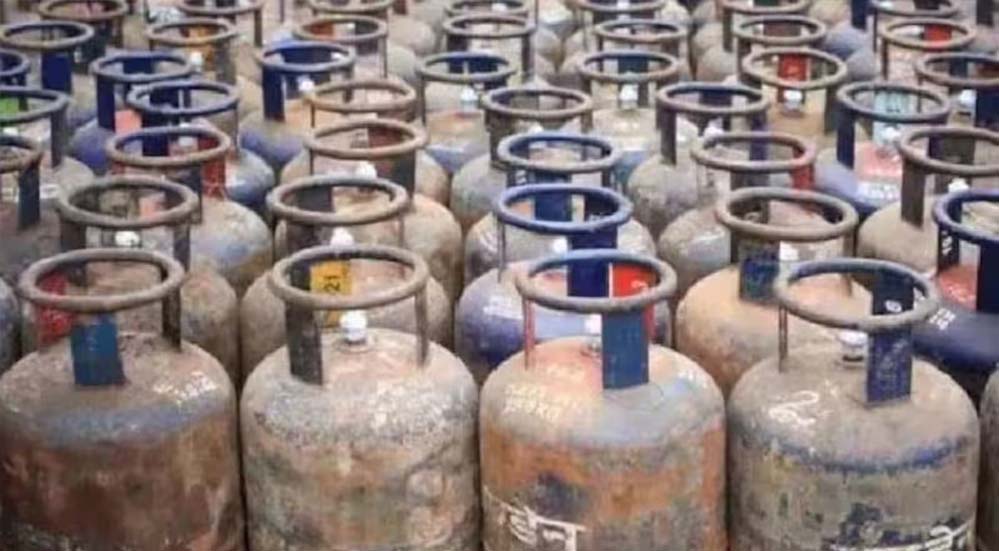 वित्तीय वर्ष के पहले दिन महंगाई का असर, कमर्शियल LPG की कीमतों में ₹195.5 का इजाफा वित्तीय वर्ष के पहले दिन महंगाई का असर, कमर्शियल LPG की कीमतों में ₹195.5 का इजाफा