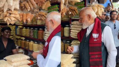 पीएम मोदी ने झालमुड़ी खाने से पहले दुकानदार को दिए 10 रुपये, लेकिन जेब से निकले थे इतने नोट पीएम मोदी ने झालमुड़ी खाने से पहले दुकानदार को दिए 10 रुपये, लेकिन जेब से निकले थे इतने नोट