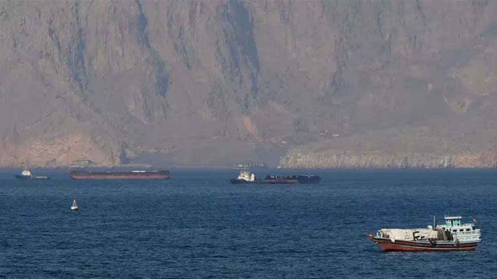 स्ट्रेट ऑफ होर्मुज से निकला ईरानी जहाज, अमेरिका ने किया वार; अब कैसे होगी बातचीत?