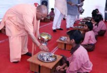 सीएम योगी ने शिवपुर से किया स्कूल चलो अभियान का आगाज, बच्चों को अपने हाथों से परोसा मिड-डे मील