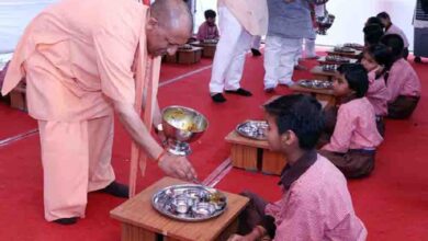 सीएम योगी ने शिवपुर से किया स्कूल चलो अभियान का आगाज, बच्चों को अपने हाथों से परोसा मिड-डे मील