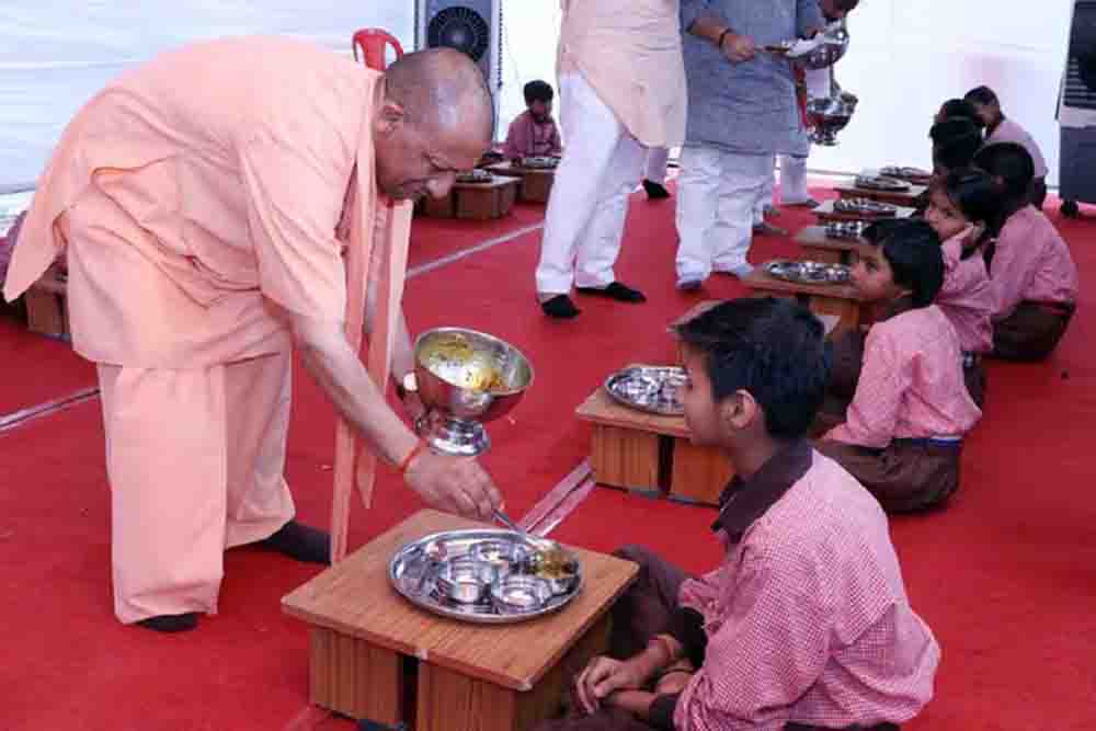 सीएम योगी ने शिवपुर से किया स्कूल चलो अभियान का आगाज, बच्चों को अपने हाथों से परोसा मिड-डे मील