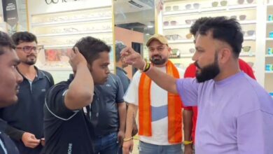 भोपाल-छिंदवाड़ा में लेंसकार्ट शोरूम पर बजरंग दल का प्रदर्शन, कर्मचारियों को तिलक और कलाई पर कलावा बांधा