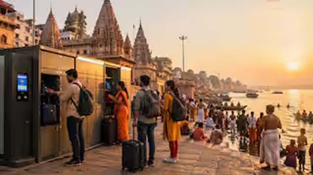 वाराणसी के मंदिरों में दर्शन और गंगा में आस्था की डुबकी लगाने वालों को अब अपने सामान के खोने की चिंता नहीं करनी पड़ेगी