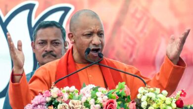 गारबेटा में भी योगी-योगी, सड़कों-छतों पर खड़े होकर हजारों लोगों ने किया बुलडोजर बाबा का दीदार