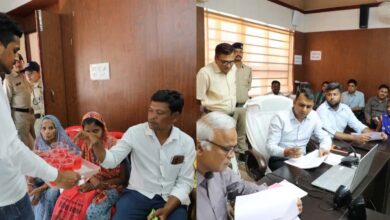 नर्मदापुरम में जनसुनवाई में कलेक्टर का अच्छा कदम, भीषण गर्मी में फरियादियों के लिए ठंडा पानी और शरबत की व्यवस्था नर्मदापुरम में जनसुनवाई में कलेक्टर का अच्छा कदम, भीषण गर्मी में फरियादियों के लिए ठंडा पानी और शरबत की व्यवस्था
