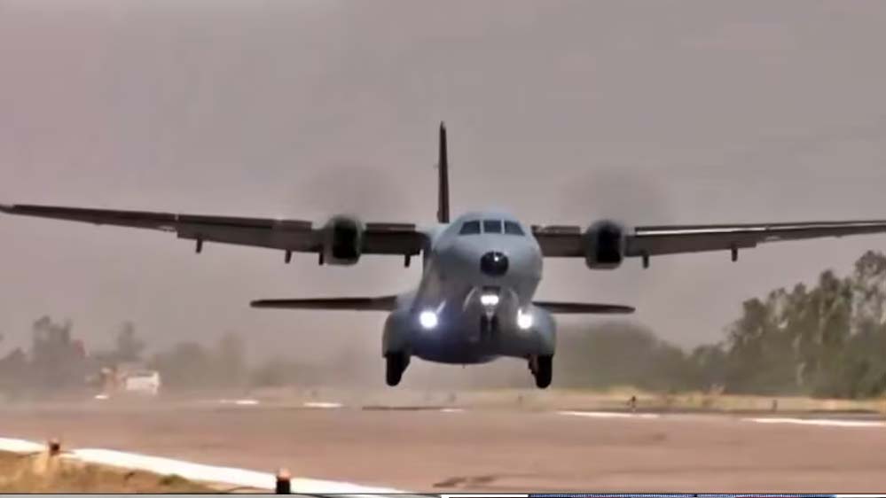 पूर्वांचल एक्सप्रेस-वे पर IAF का दमखम, सुखोई और मिराज की गर्जना से कांपा आसमान