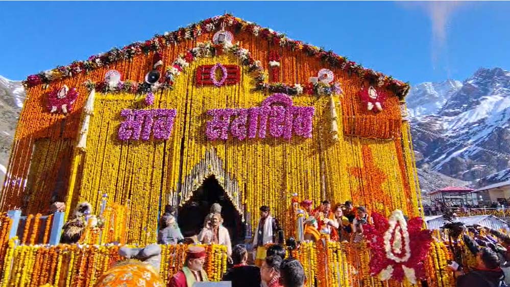 केदारनाथ धाम के कपाट खुले, महादेव के जयकारे से गूंज उठा वातावरण, हुई पुष्प वर्षा