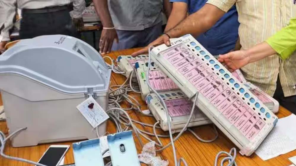 EVM के बटन पर गोंद या परफ्यूम लगाने पर होगी सख्त कार्रवाई, बंगाल चुनाव से पहले EC का अलर्ट