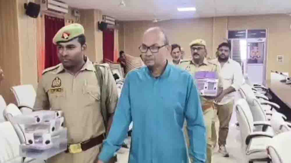 बस्ती में फर्जी नोट गिरोह का भंडाफोड़, 5 आरोपी गिरफ्तार, 4.2 लाख नकली करेंसी बरामद बस्ती में फर्जी नोट गिरोह का भंडाफोड़, 5 आरोपी गिरफ्तार, 4.2 लाख नकली करेंसी बरामद