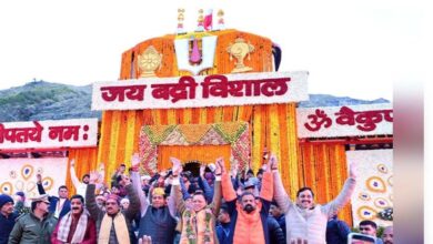 वैदिक मंत्रोच्चार के साथ खुले बद्रीनाथ के द्वार, जयकारों से गूंज उठा पूरा धाम वैदिक मंत्रोच्चार के साथ खुले बद्रीनाथ के द्वार, जयकारों से गूंज उठा पूरा धाम